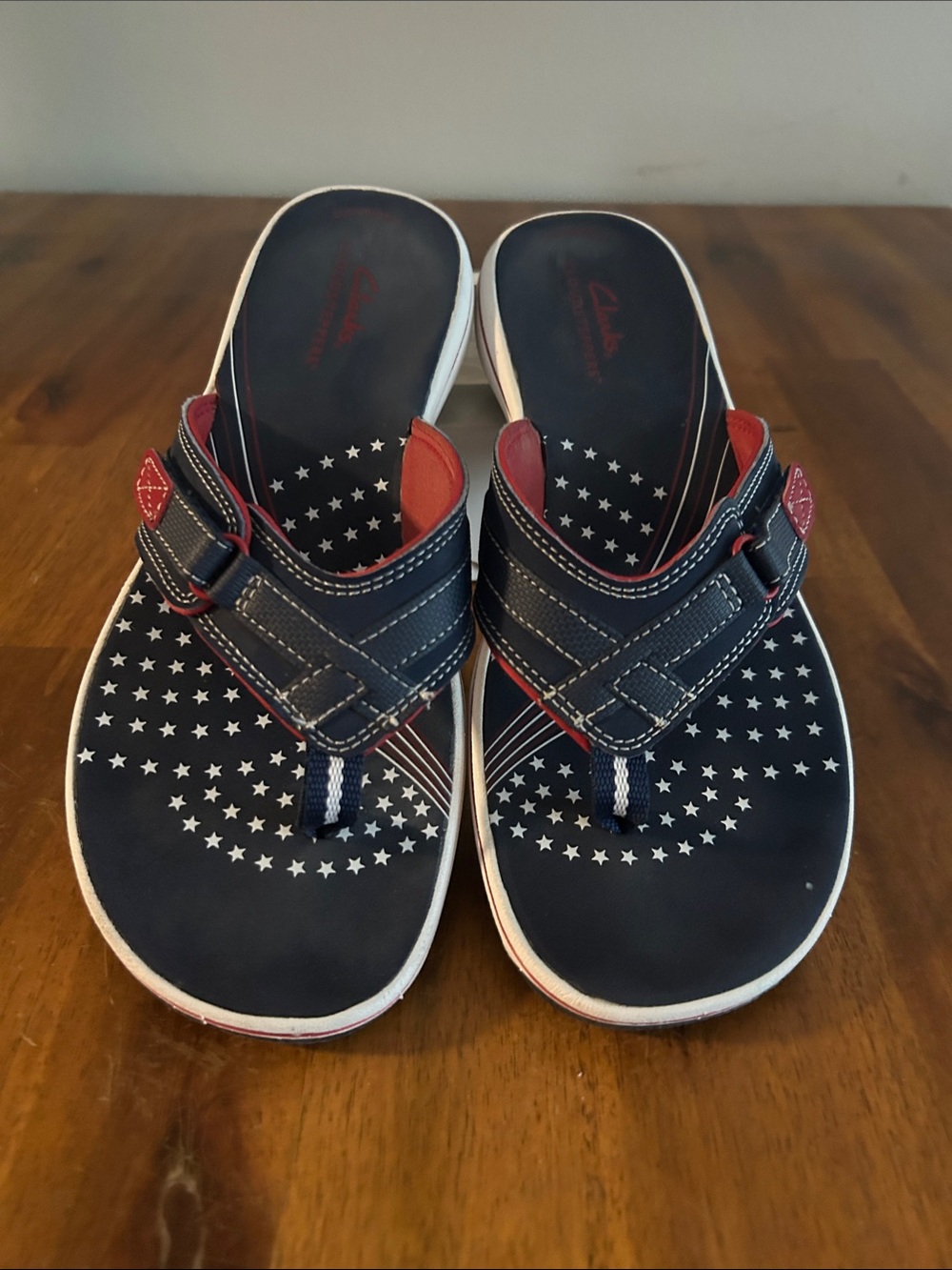 Clarks Cloudsteppers  Women 8 Navy and Red Star-Pattern Thong Sandals